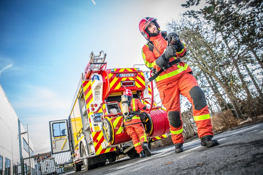 Pompier qui part éteindre un incendie et qui porte des chaussures d'intervention BOCHE