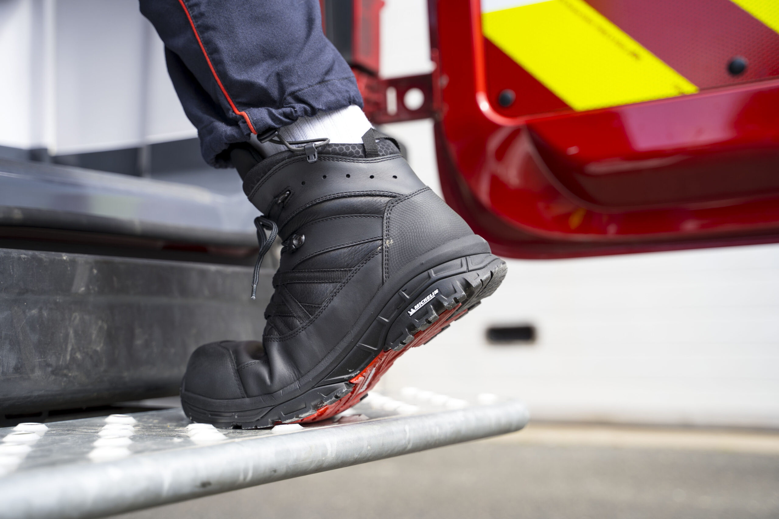 BOCHE-EoleN_semelle-michelin-vsav Pompier qui monte dans un VSAV avec ses Eole N Boche aux pieds