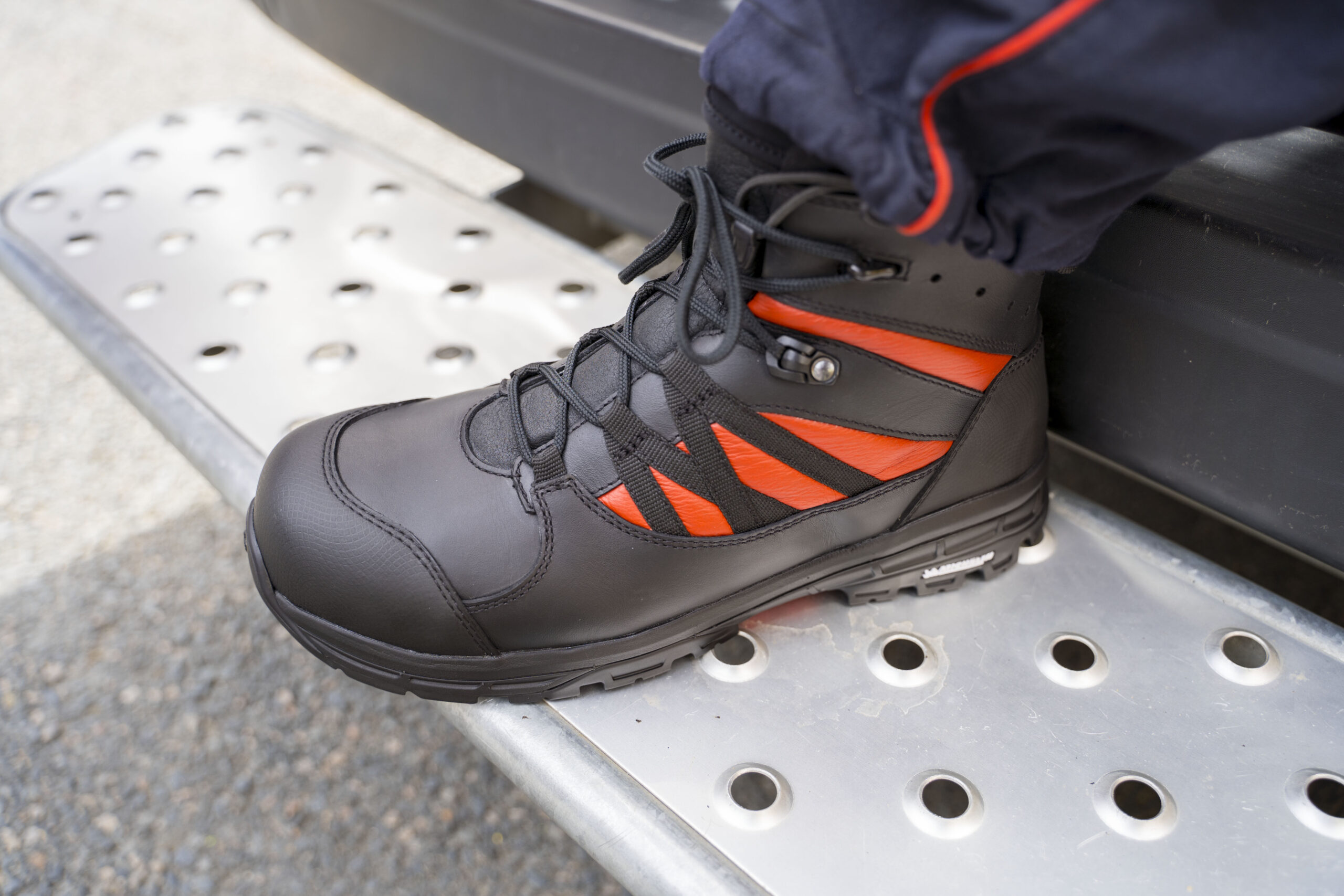 BOCHE-equipe-heros-quotidien Tous les modèles BOCHE sont contrôlés et normalisés par le CTC afin de vous certifier des chaussures de qualité.
