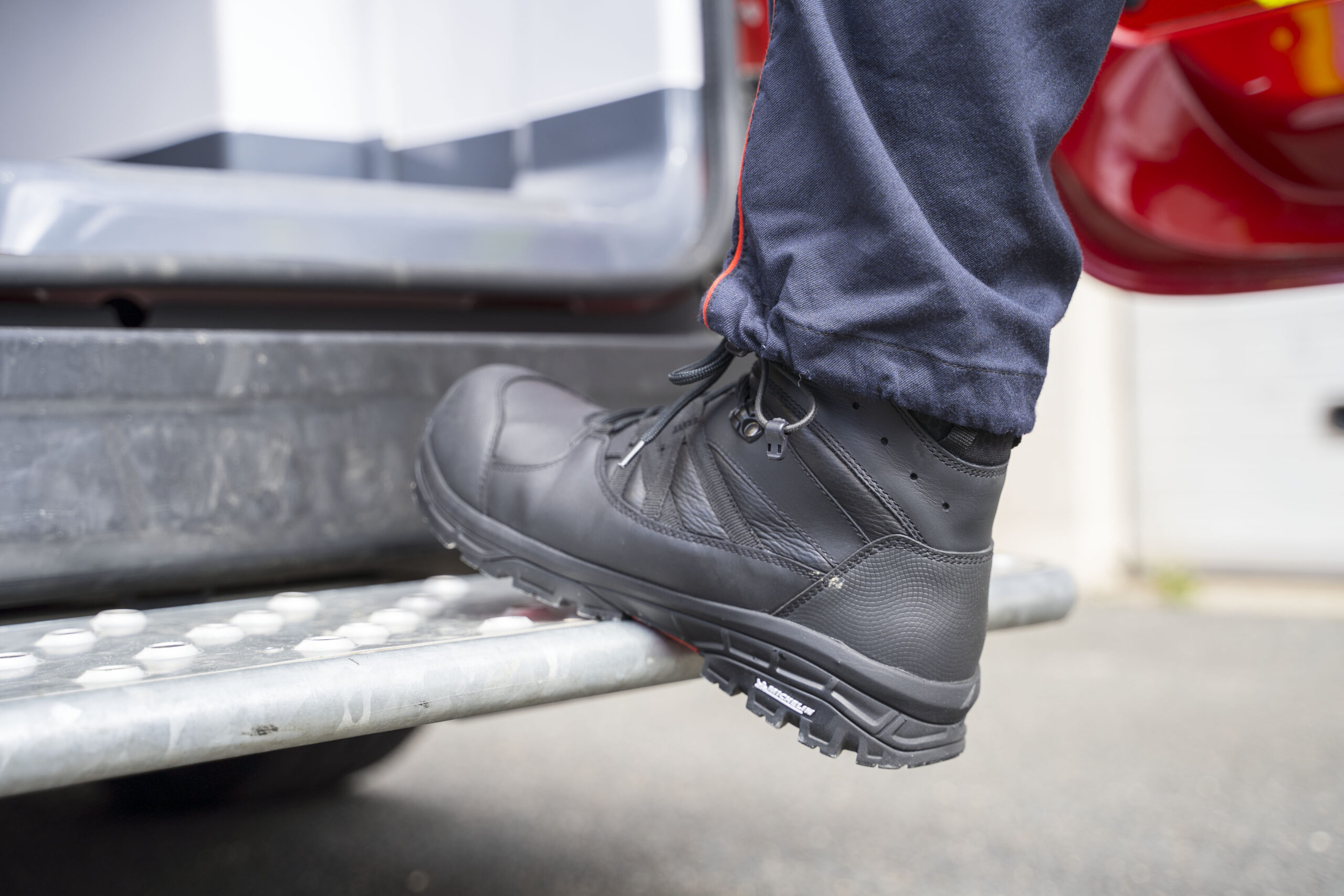 BOCHE-tactiques-EOLE-N-Boche SPV qui monte dans un VSAV avec ses EOLE N aux pieds, chaussures d'intervention BOCHE